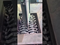 Rifiuti di pneumatici, abbigliamento, spazzatura, spazzatura di plastica, spazzatura a doppio albero